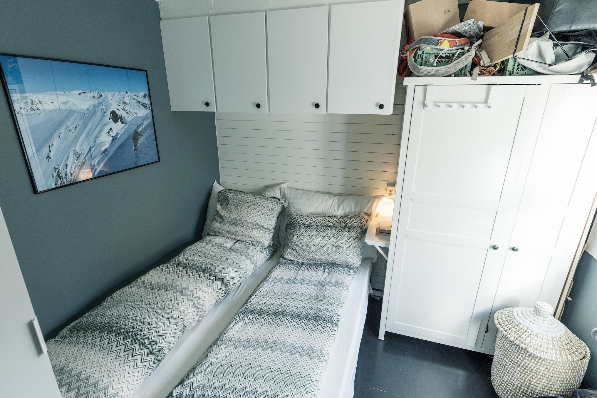 God lagringsplass på soverom, 2 klesskap, 1 kommode og veggskap over seng. 