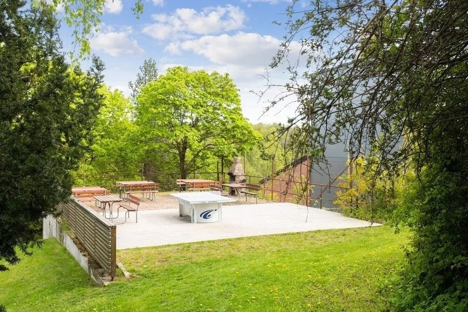 Felles terasse som disponerast av alle i burettslaget. 