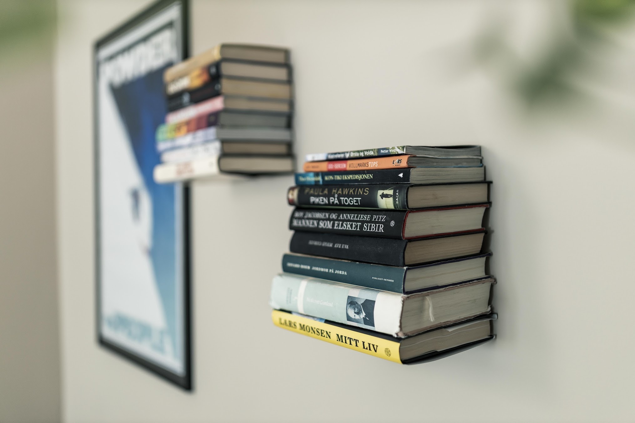 Praktiske "usynlige" bokhyller. 