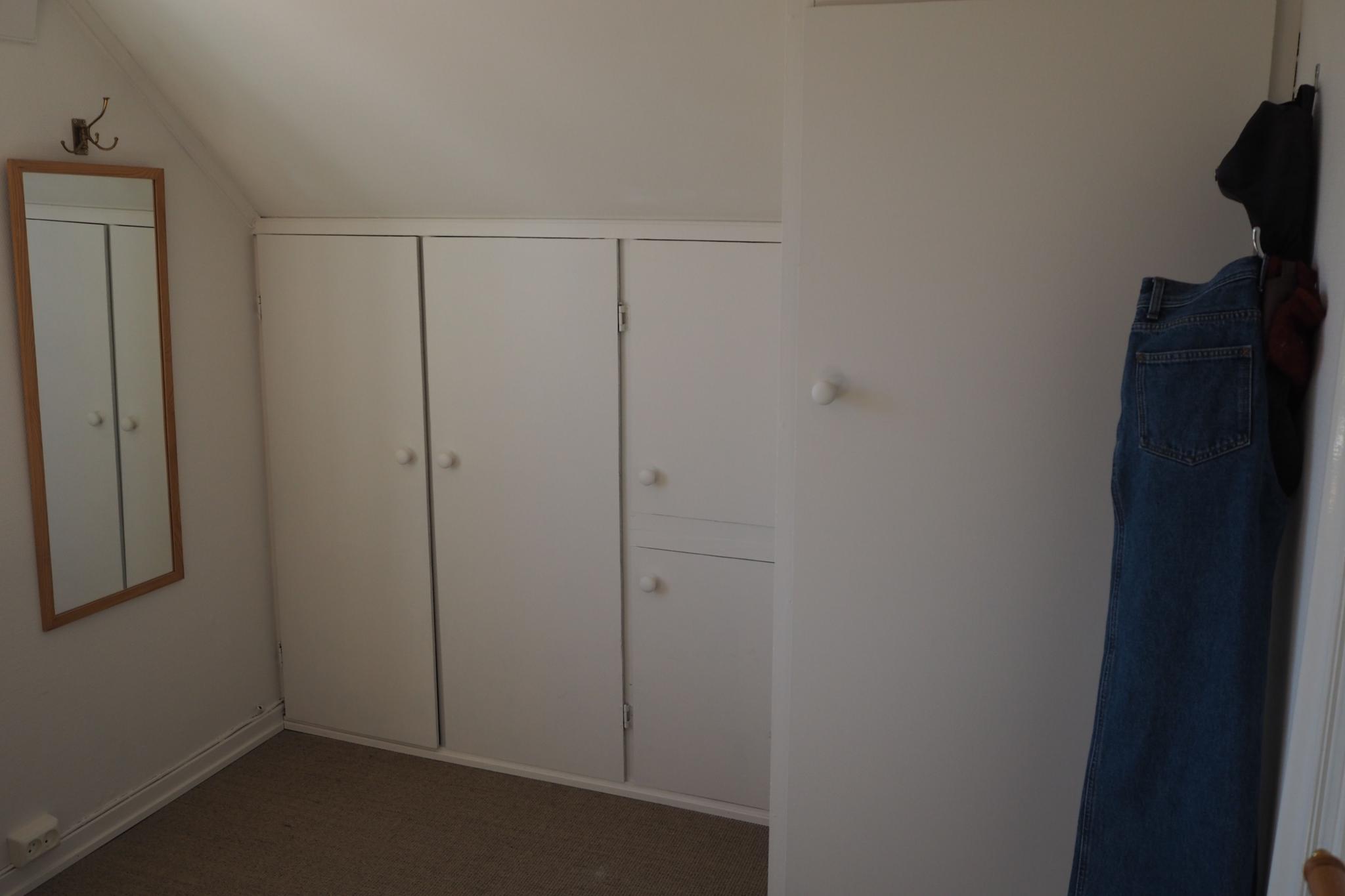 Mye skapplass på soverommet, nytt sisal-teppe