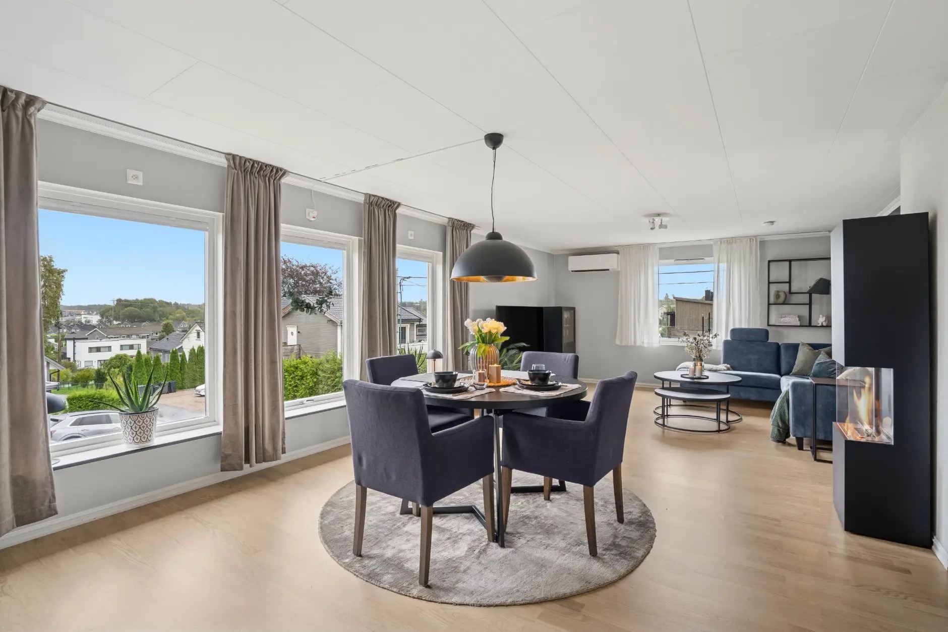 Åpen stue med spisebord