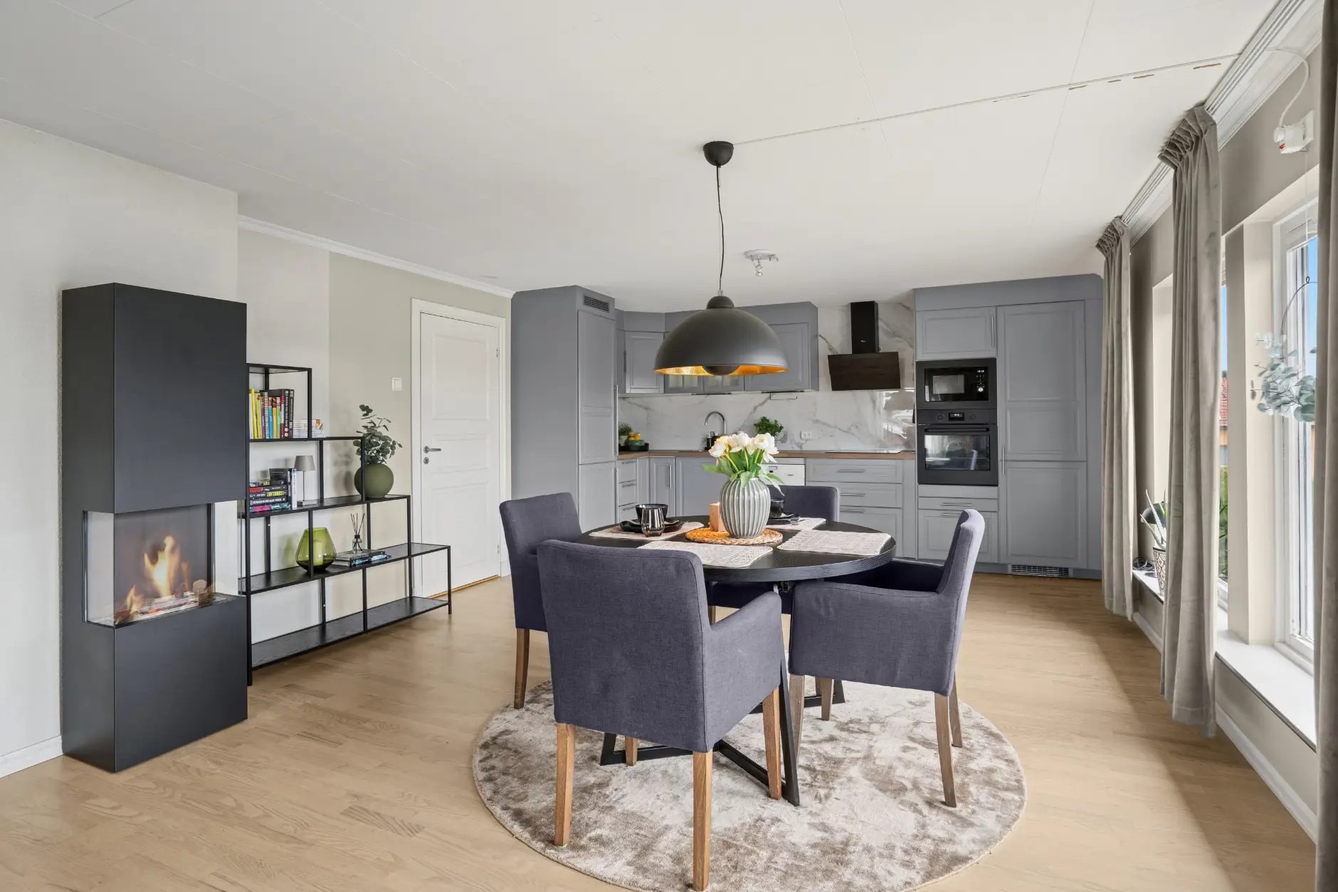 Åpen kjøkkenløsning med spisebord