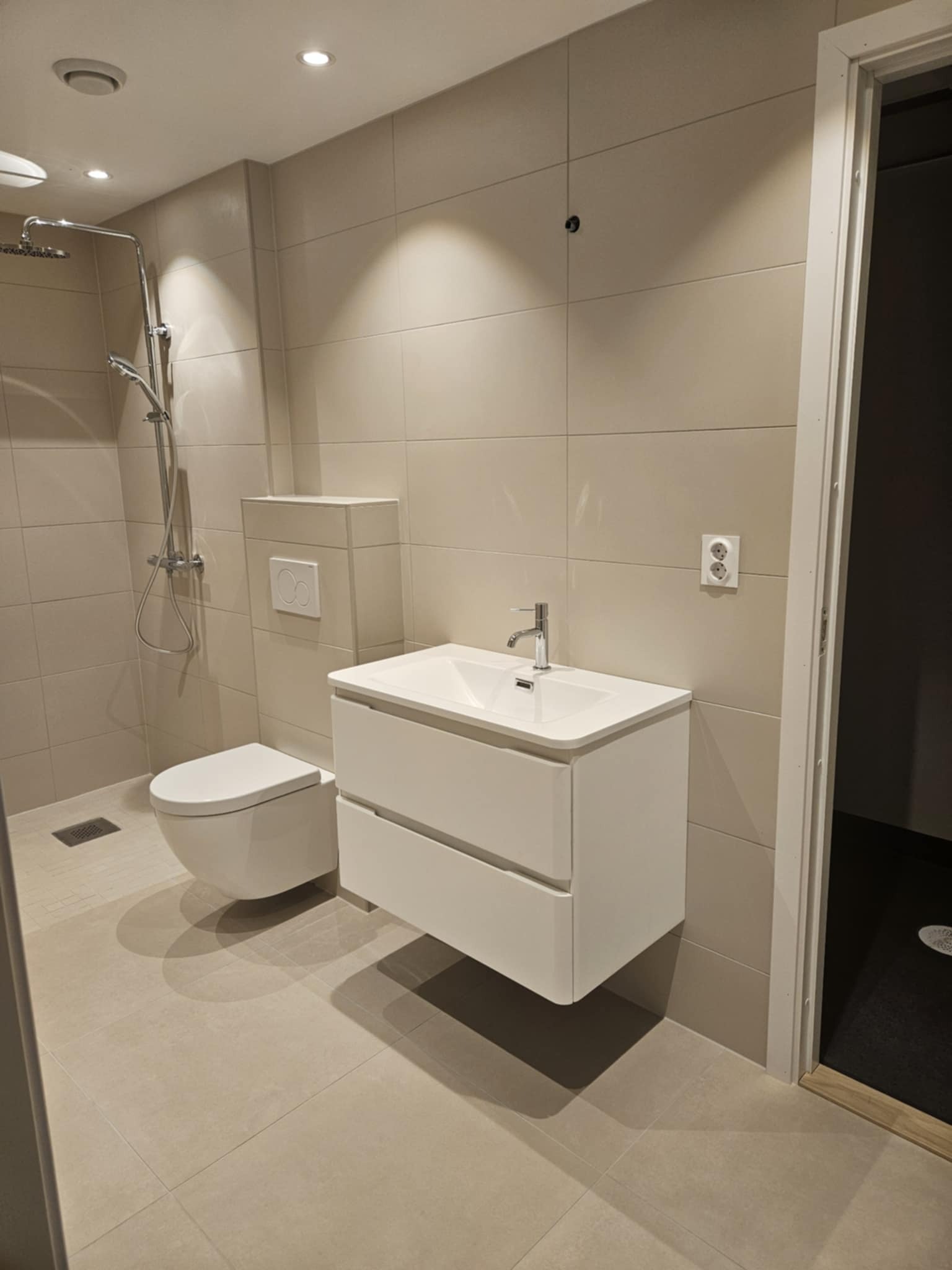 Bad med eget vaskerom innenfor.