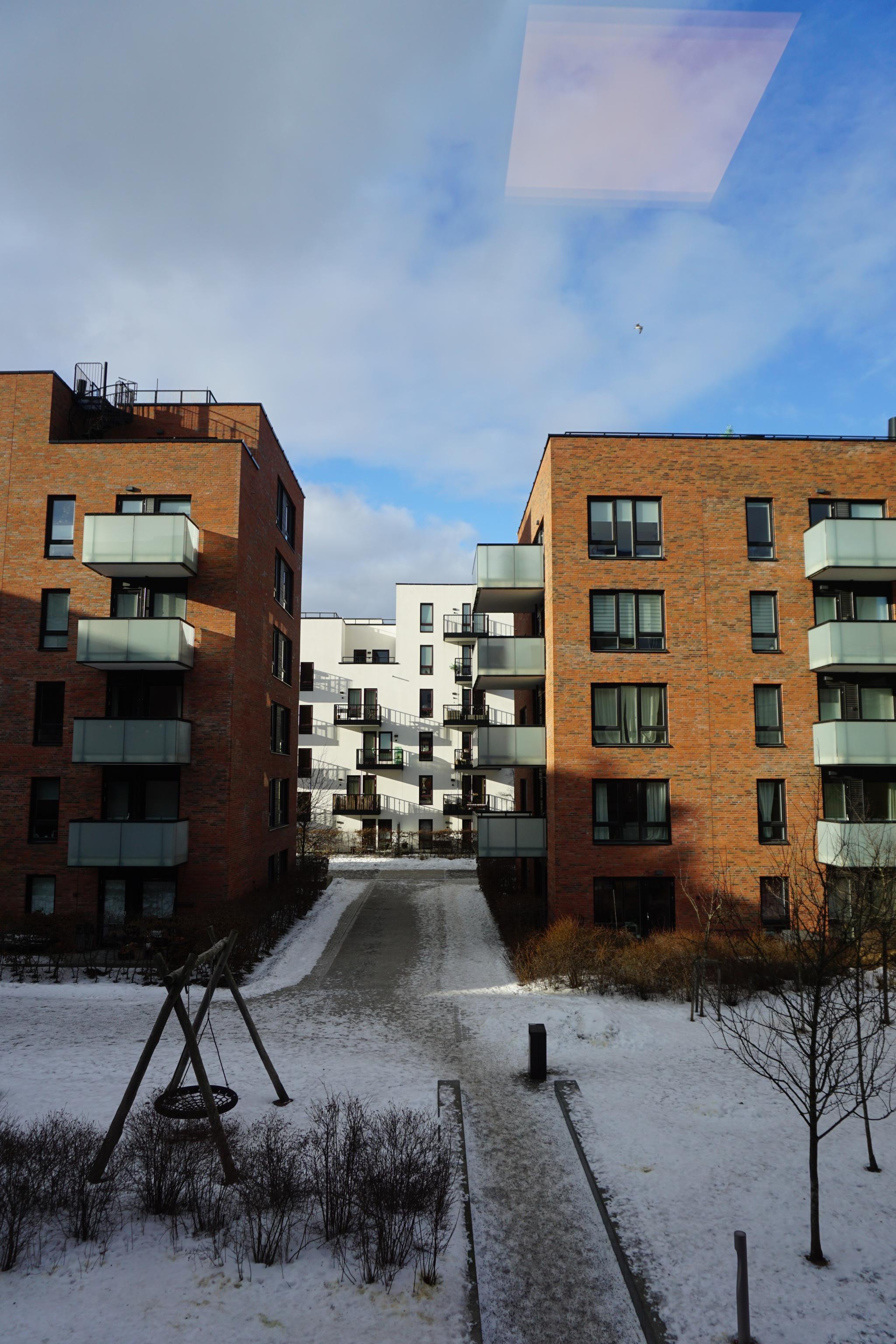 Utsikt mot rolig bakgårdsområde