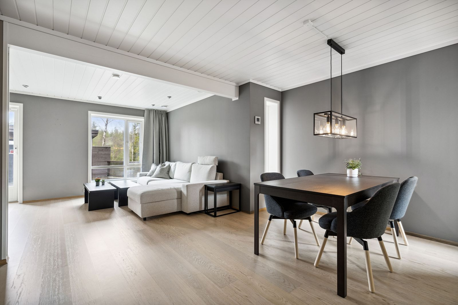 Spisestue/TV krok sett fra gang