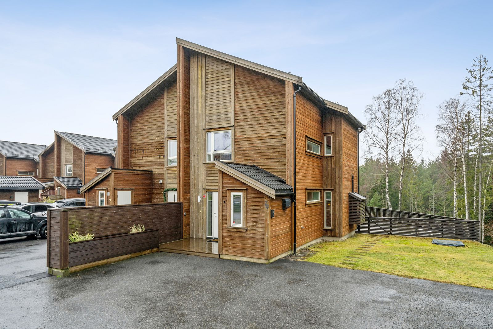 God plass på utsiden til parkering