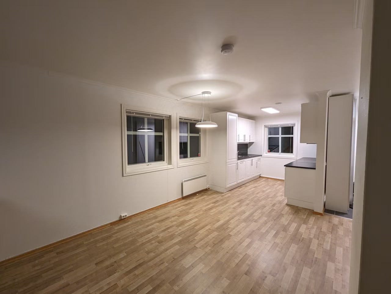 Stue med åpen kjøkkenløsning