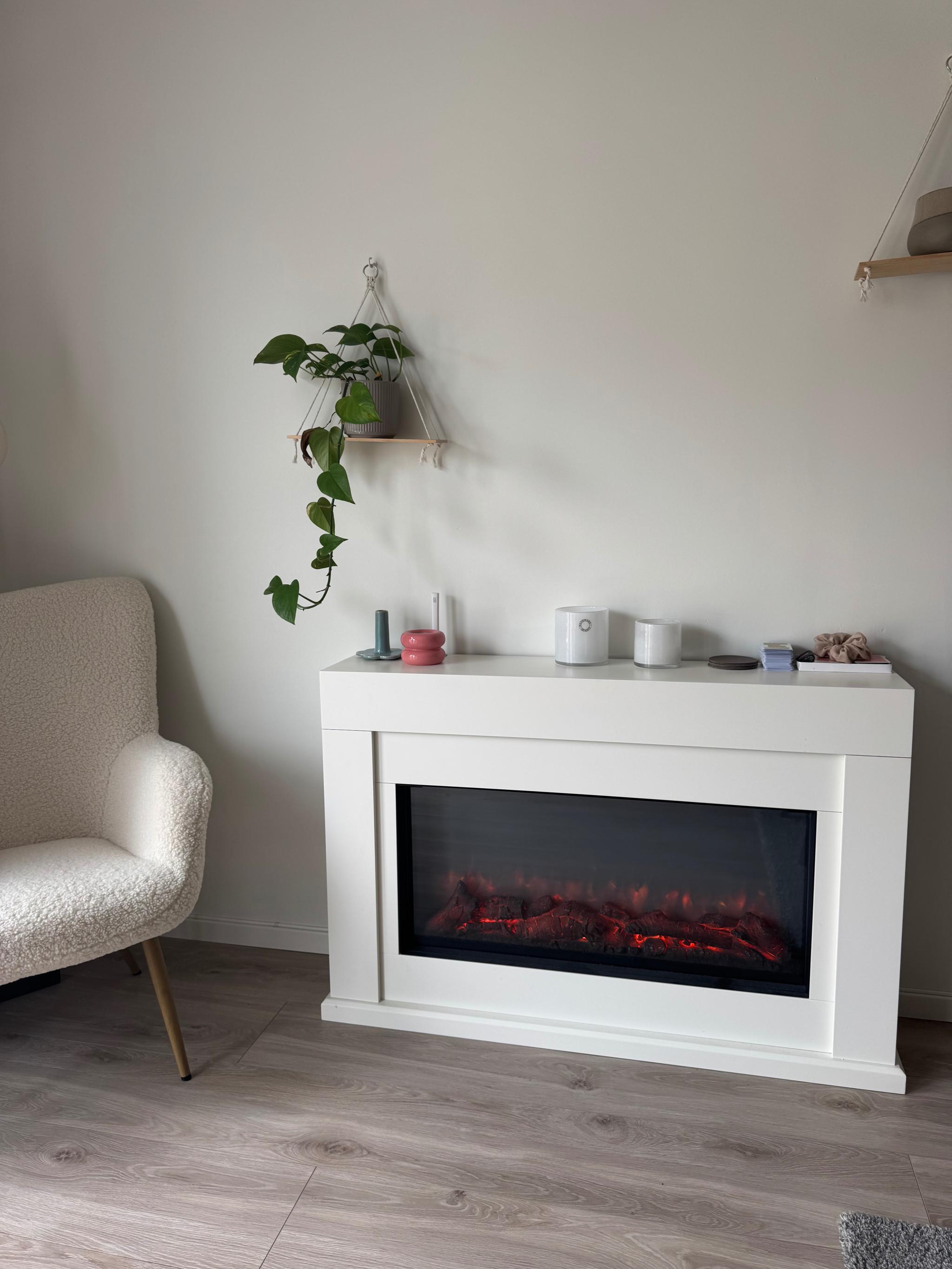 Elektrisk peis medfølger leiligheten.