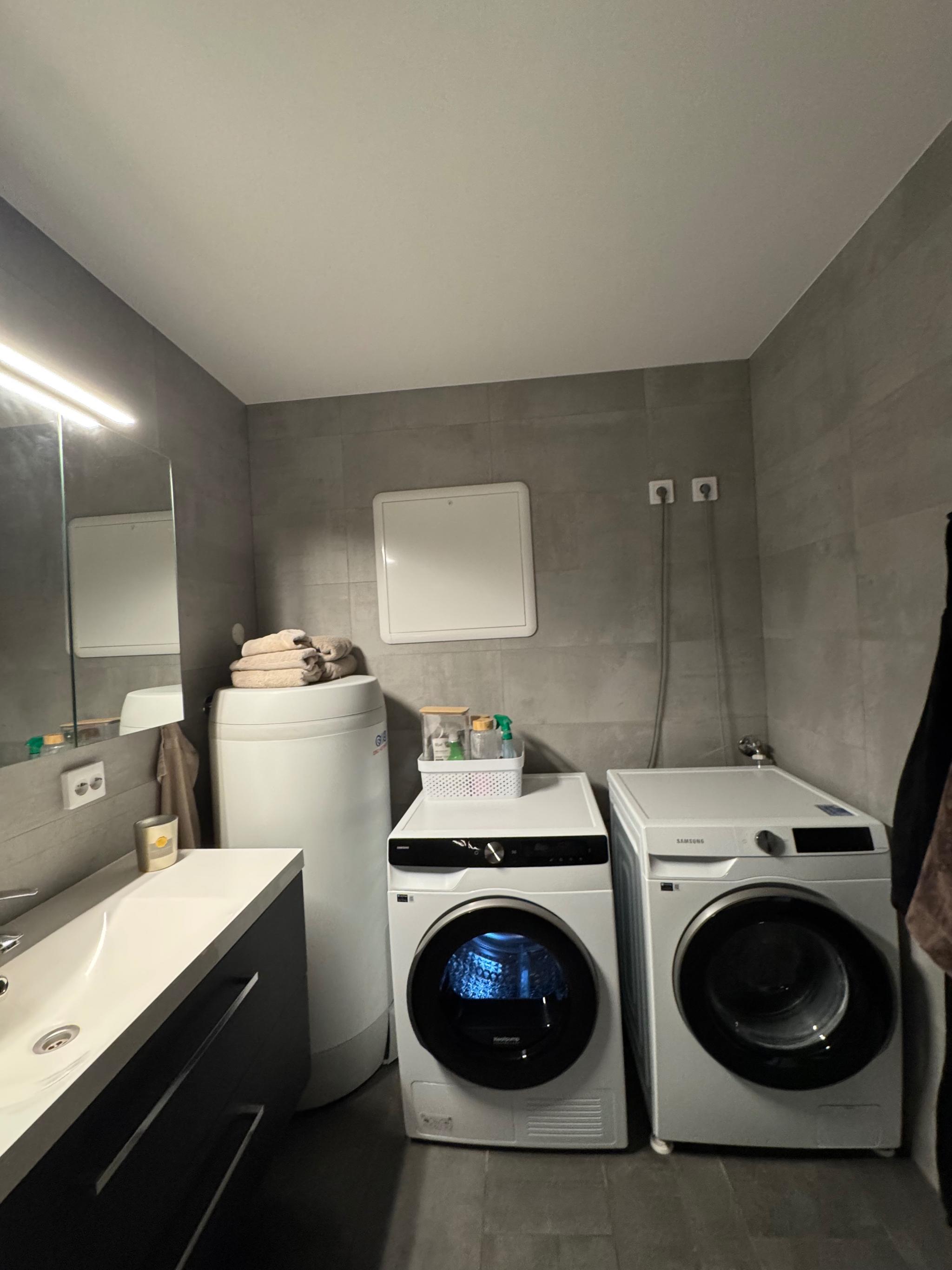 God plass til både tørke trommel og vasketrommel. 