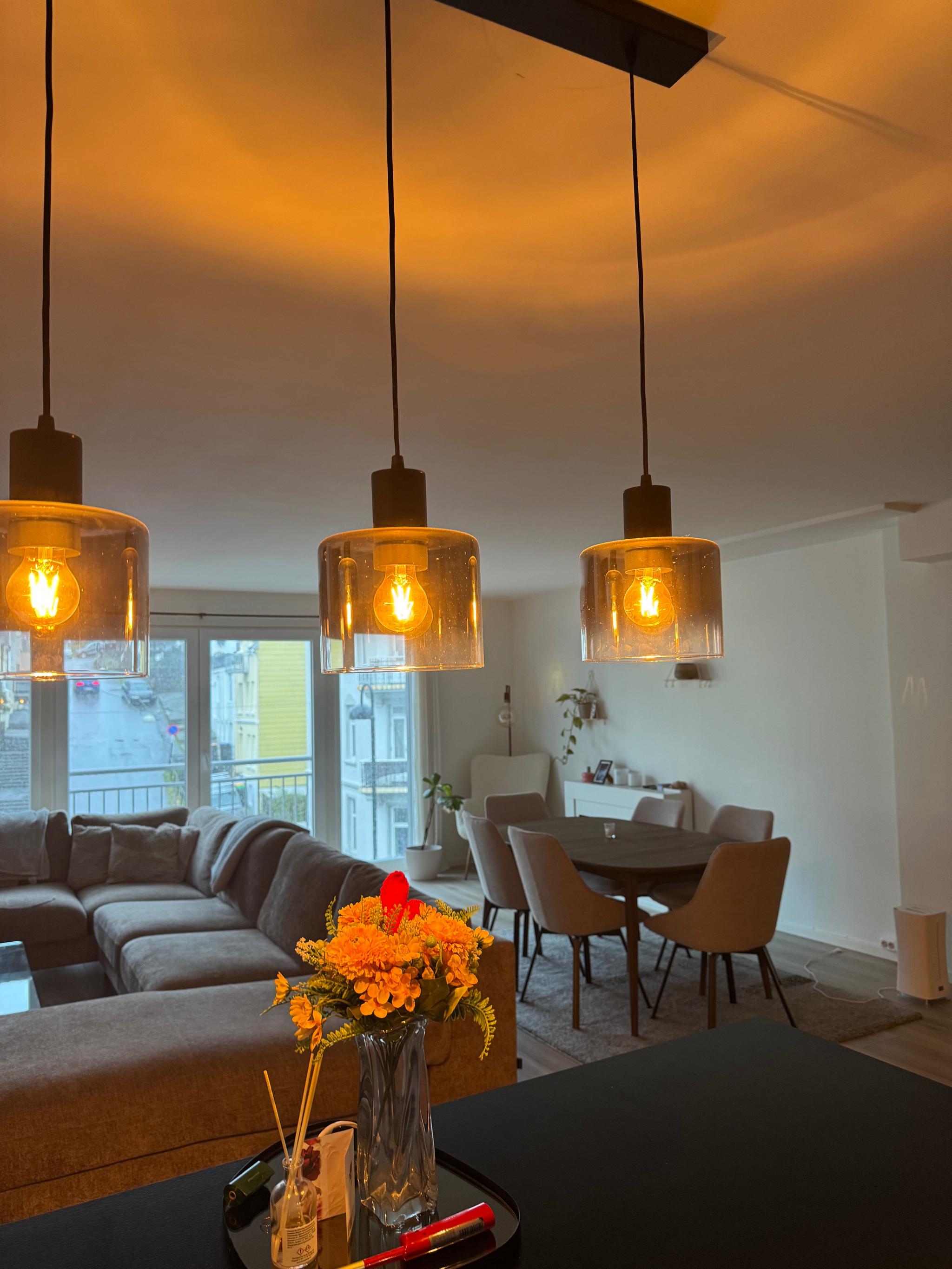 Ny lampe installert over kjøkkenøy