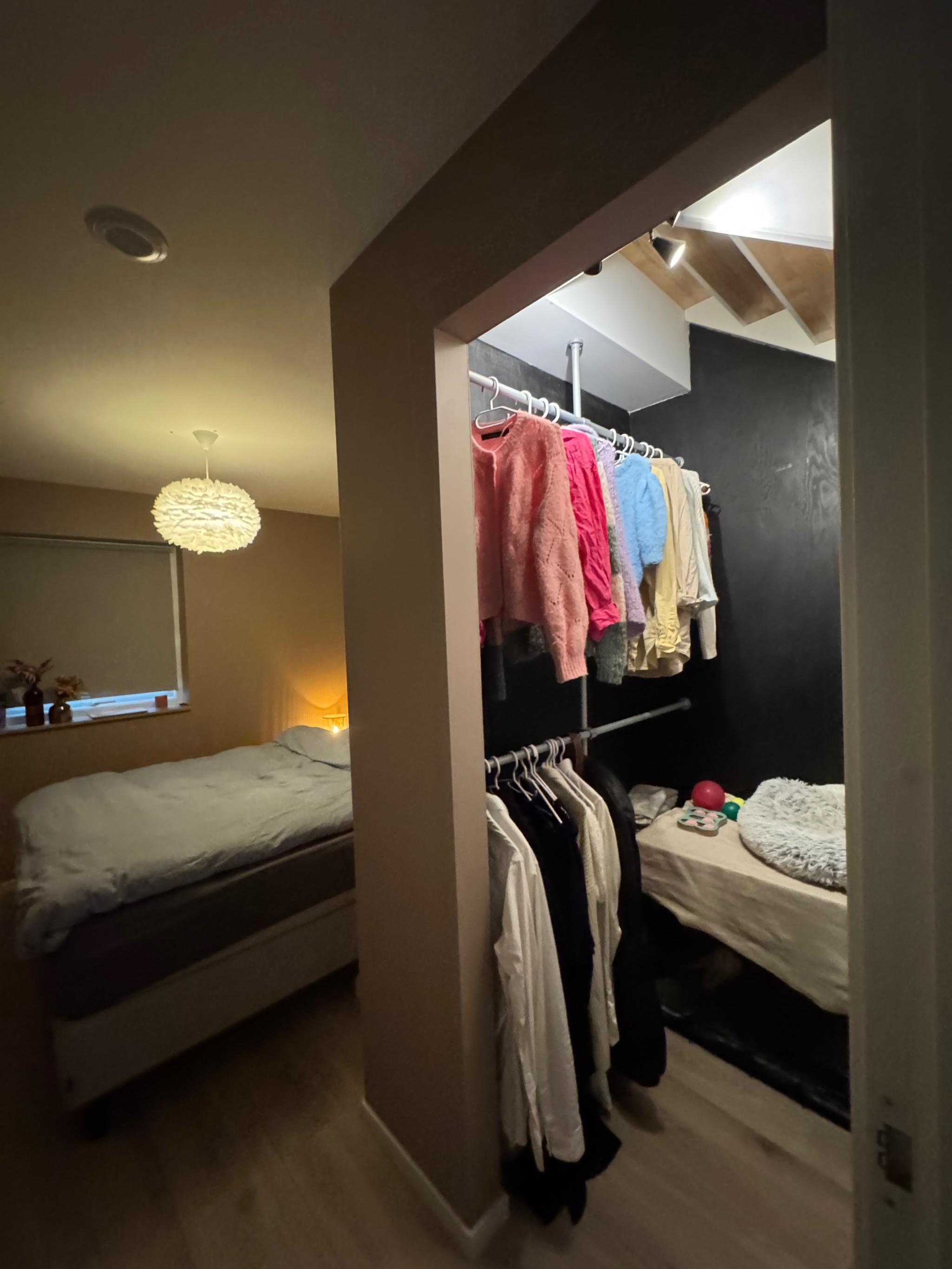 Oppdatert bilde. Rommet er blitt malt til en varmere farge.