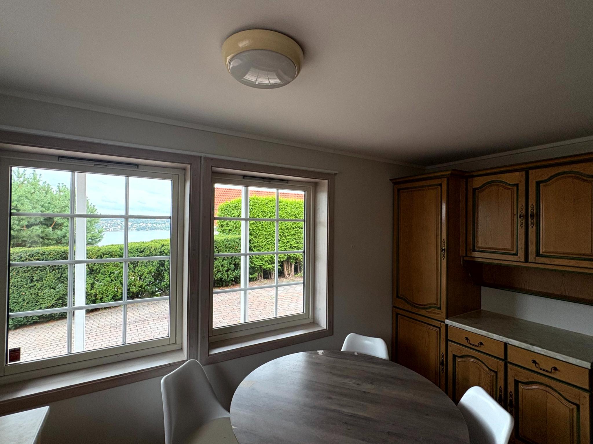 Kjøkken med sjøutsikt