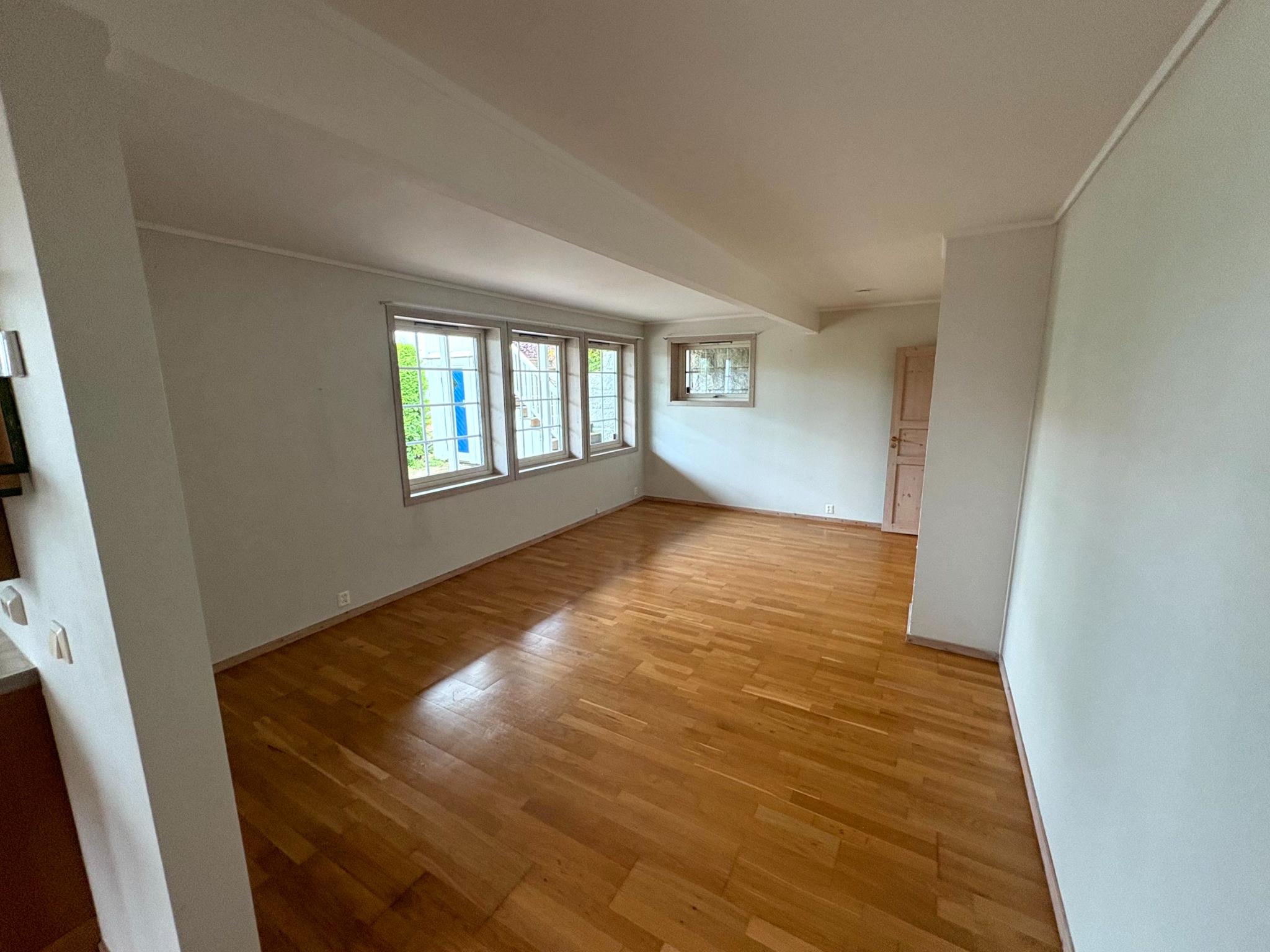 20m2 stor stue. Varmbåren varme i hele utleiedelen. 