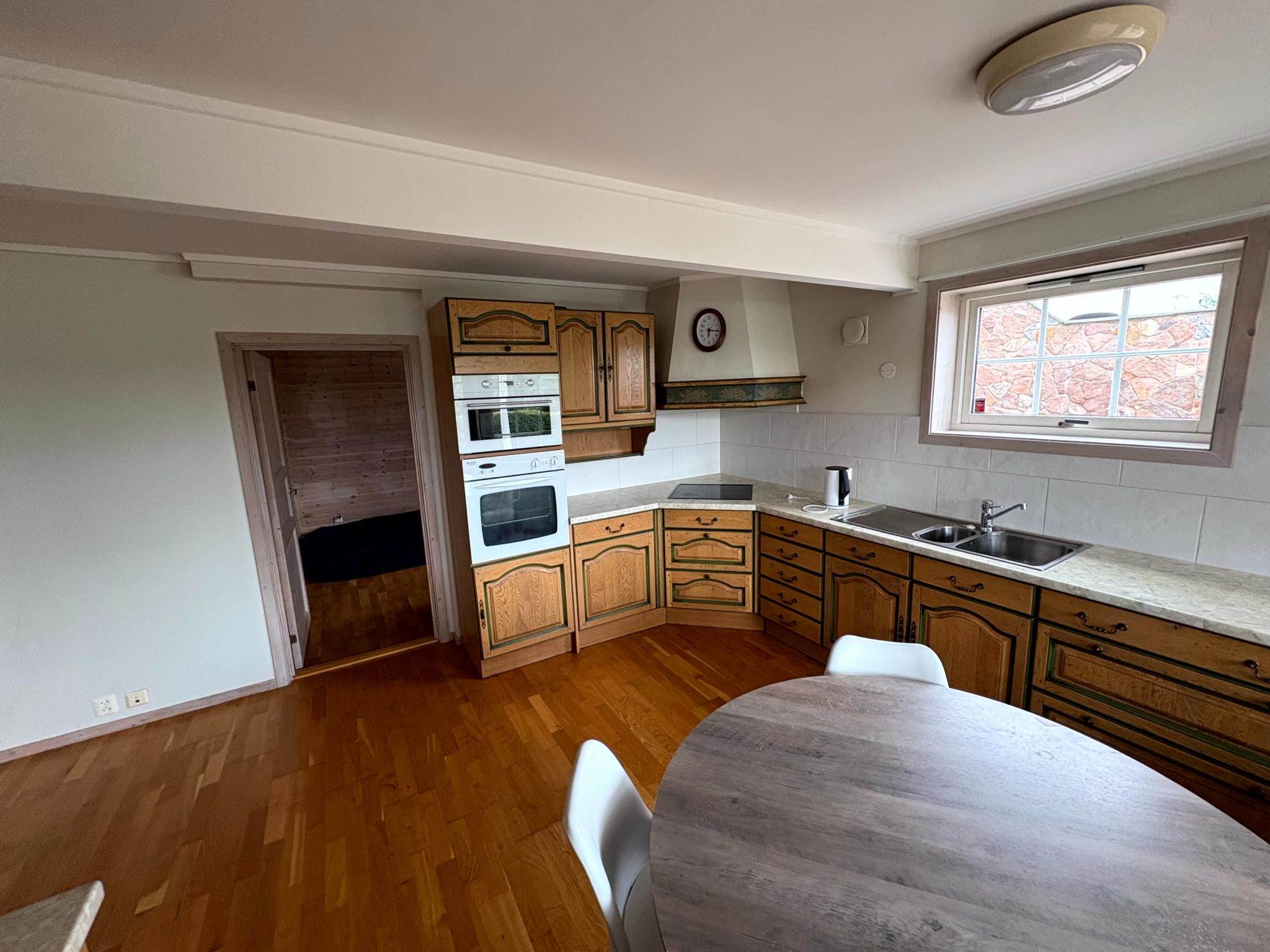 Kjøkken med komfyr,mikro,oppvaskmaskin,kjøleskap og fryser.