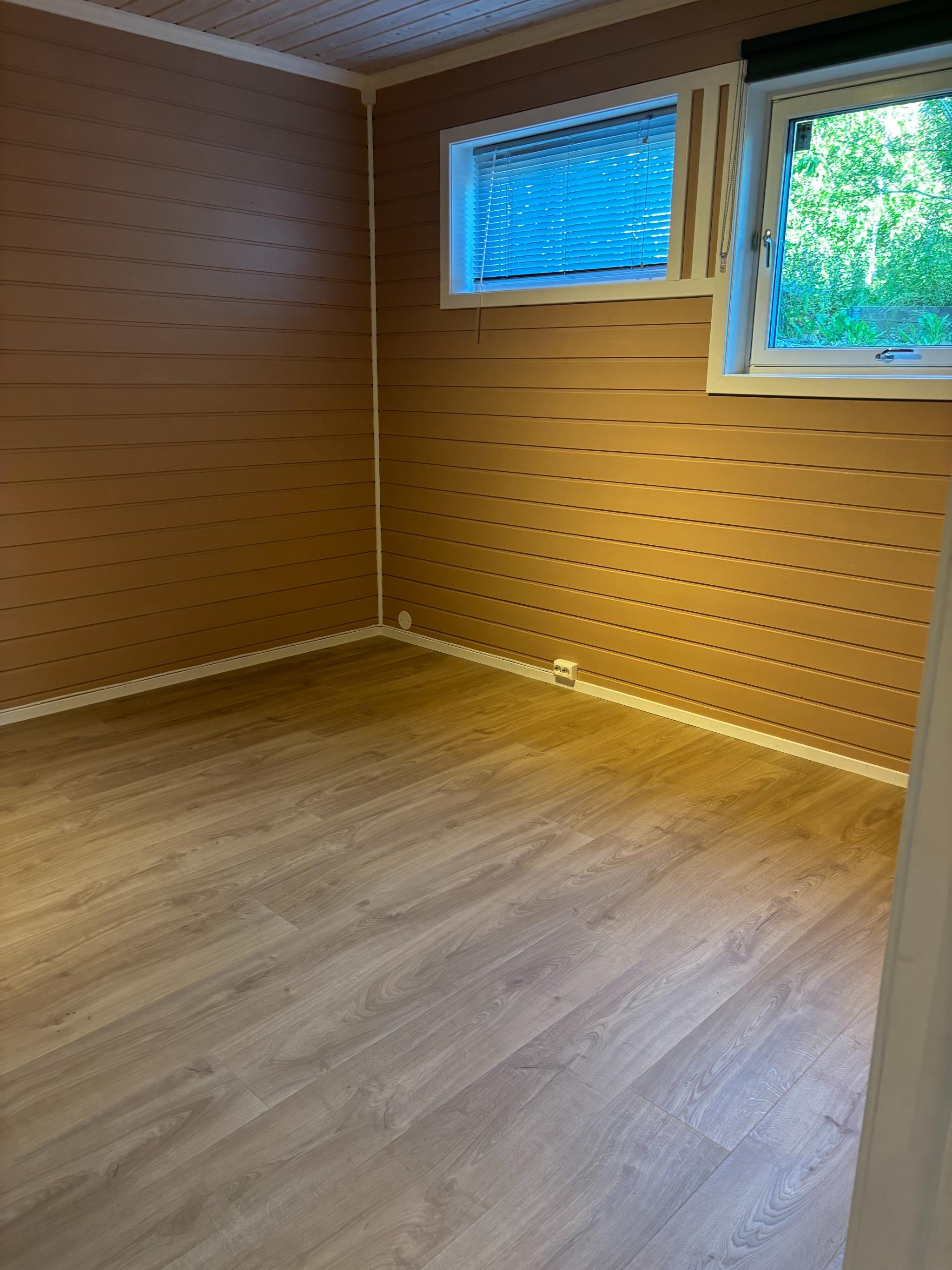 Soverom, mot vinduer