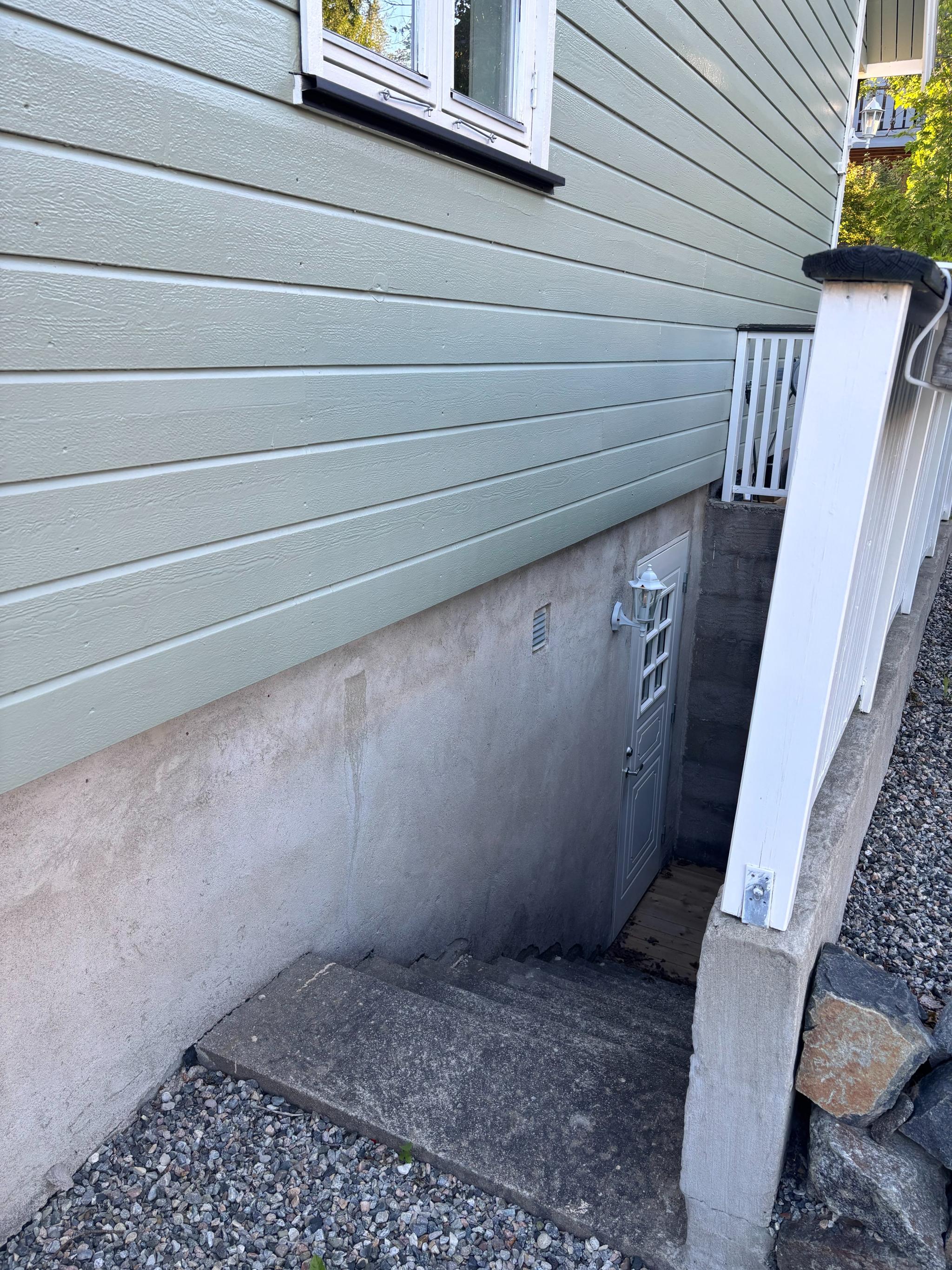 Trapp ned til inngang