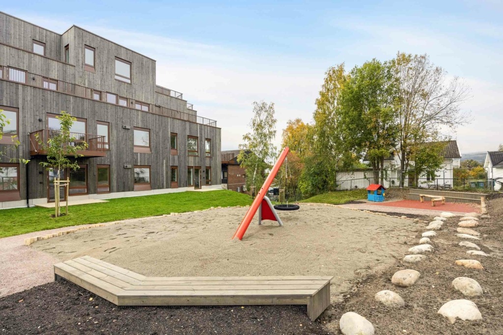 Lekeplass og hageanlegg:
Barnevennlig og grønt fellesområde med lekeplass og sitteplasser – trygt og sosialt for store og små.