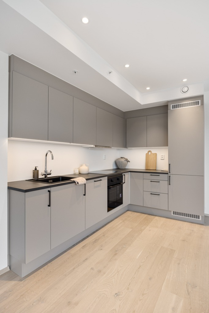 Kjøkken:
Stilrent kjøkken med integrerte hvitevarer – stekeovn, induksjonstopp, oppvaskmaskin og kjøl/frys. Rikelig med skapplass og god arbeidsflate i et moderne uttrykk.