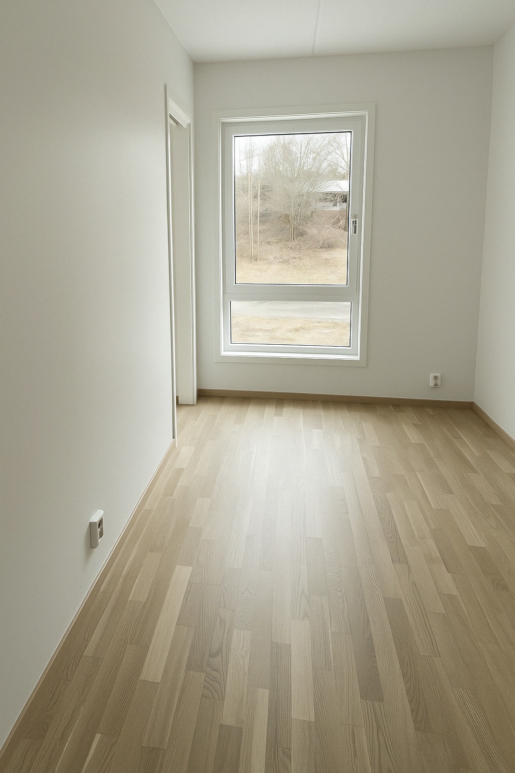 Soverom 1 – tomt:
Lyst og romslig hovedsoverom med moderne parkett og nøytrale fargetoner. Perfekt for personlig innredning – enten du ønsker rolig soverom, hjemmekontor eller begge deler.