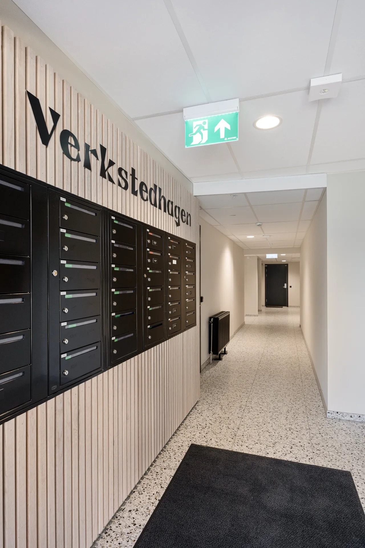 Inngangsparti og postkasser:
Velkommen til Verkstedhagen 16! Moderne inngangsparti med rene linjer, høy sikkerhet og navneskilt – her får du en god følelse fra første steg inn.