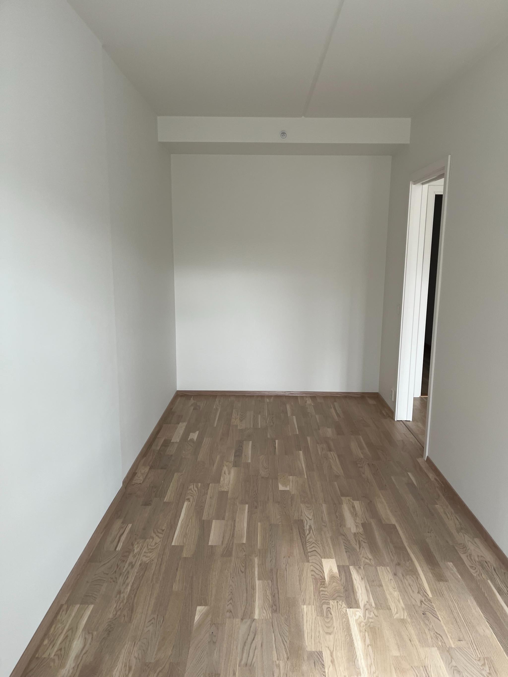 Soverom 1 – tomt:
Lyst og romslig hovedsoverom med moderne parkett og nøytrale fargetoner. Perfekt for personlig innredning – enten du ønsker rolig soverom, hjemmekontor eller begge deler.