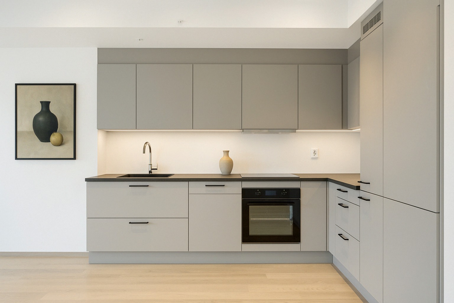 Kjøkken:
Stilrent kjøkken med integrerte hvitevarer – stekeovn, induksjonstopp, oppvaskmaskin og kjøl/frys. Rikelig med skapplass og god arbeidsflate i et moderne uttrykk.