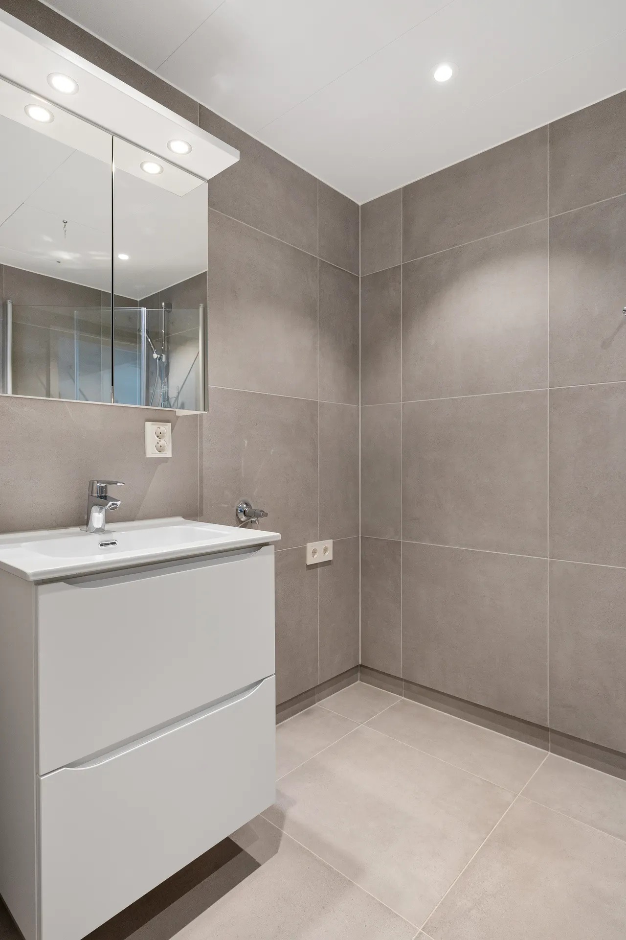 Bad:
Delikat og romslig bad med moderne flisvalg, innfellbare dusjdører, varmekabler og tilkobling for vaskemaskin. Design og funksjon i ett.