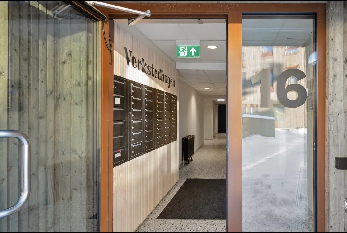 Inngangsparti og postkasser:
Velkommen til Verkstedhagen 16! Moderne inngangsparti med rene linjer, høy sikkerhet og navneskilt – her får du en god følelse fra første steg inn.