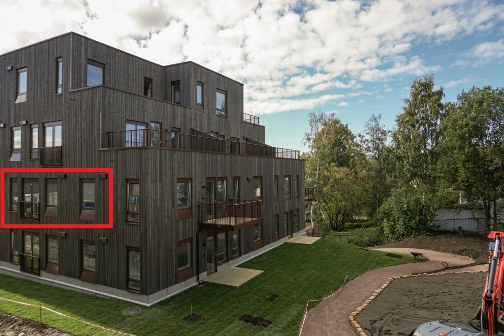 Byggets fasade – leilighet markert:
Leiligheten ligger i 2. etasje i et nyoppført, arkitektonisk bygg i Sørumsand. Her får du både privatliv og nærhet til fellesarealer.