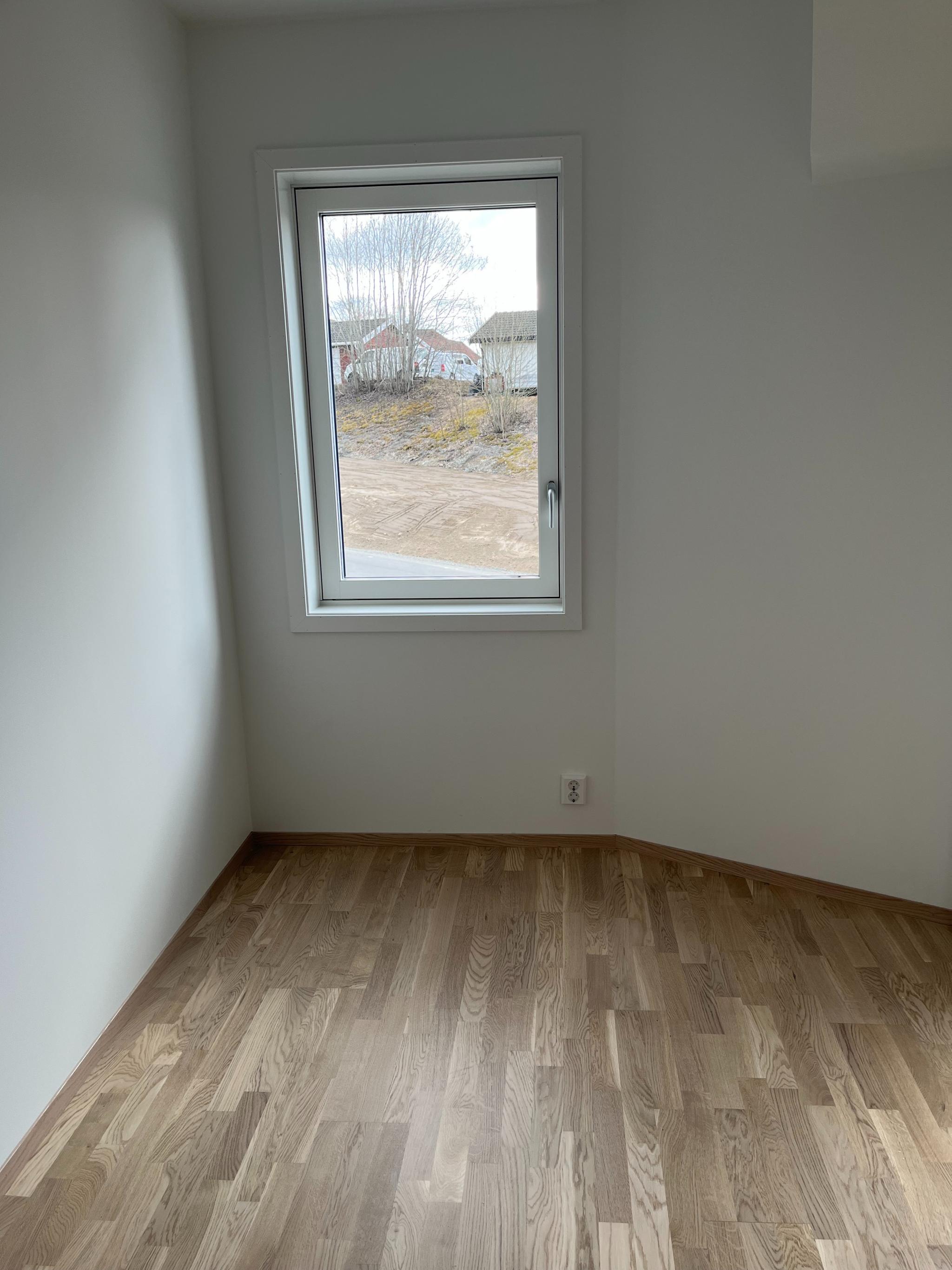 Soverom 2 – tomt:
Et fleksibelt rom med flott naturlig lys, ideelt som gjesterom, barnerom eller kontor. Store vindusflater og god takhøyde gir luftig atmosfære.