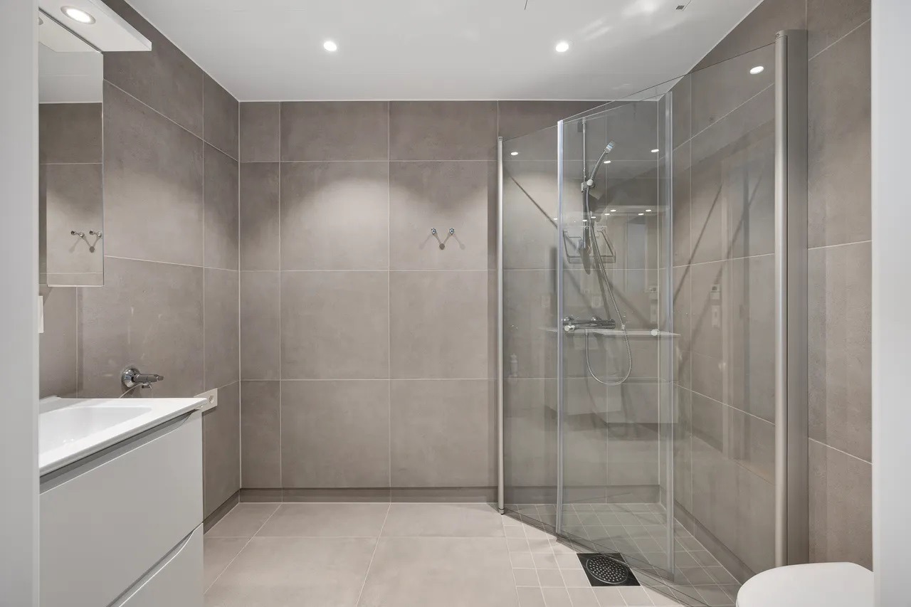 Bad:
Delikat og romslig bad med moderne flisvalg, innfellbare dusjdører, varmekabler og tilkobling for vaskemaskin. Design og funksjon i ett.