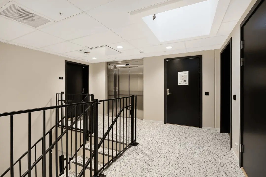 Inngangshall med heis og trapp:
Romslig og stilren felles inngangshall med både heis og trapp – lett tilgjengelig for alle, med praktisk tilkomst til hver etasje.