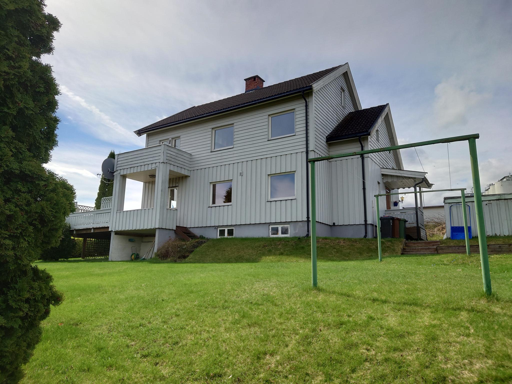 Romslig hage og balkong