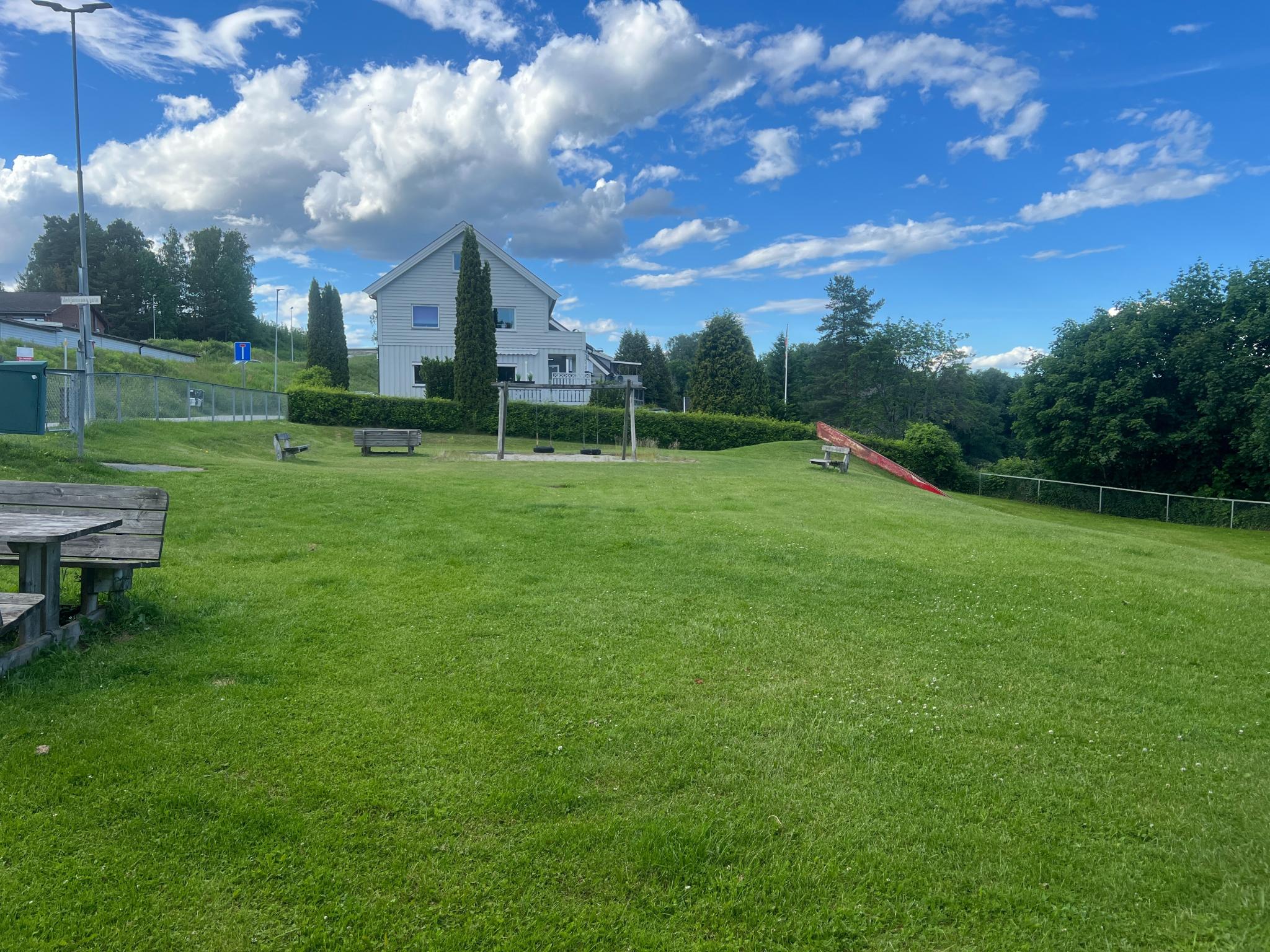 Park og lekeplass ved siden av boligen.
