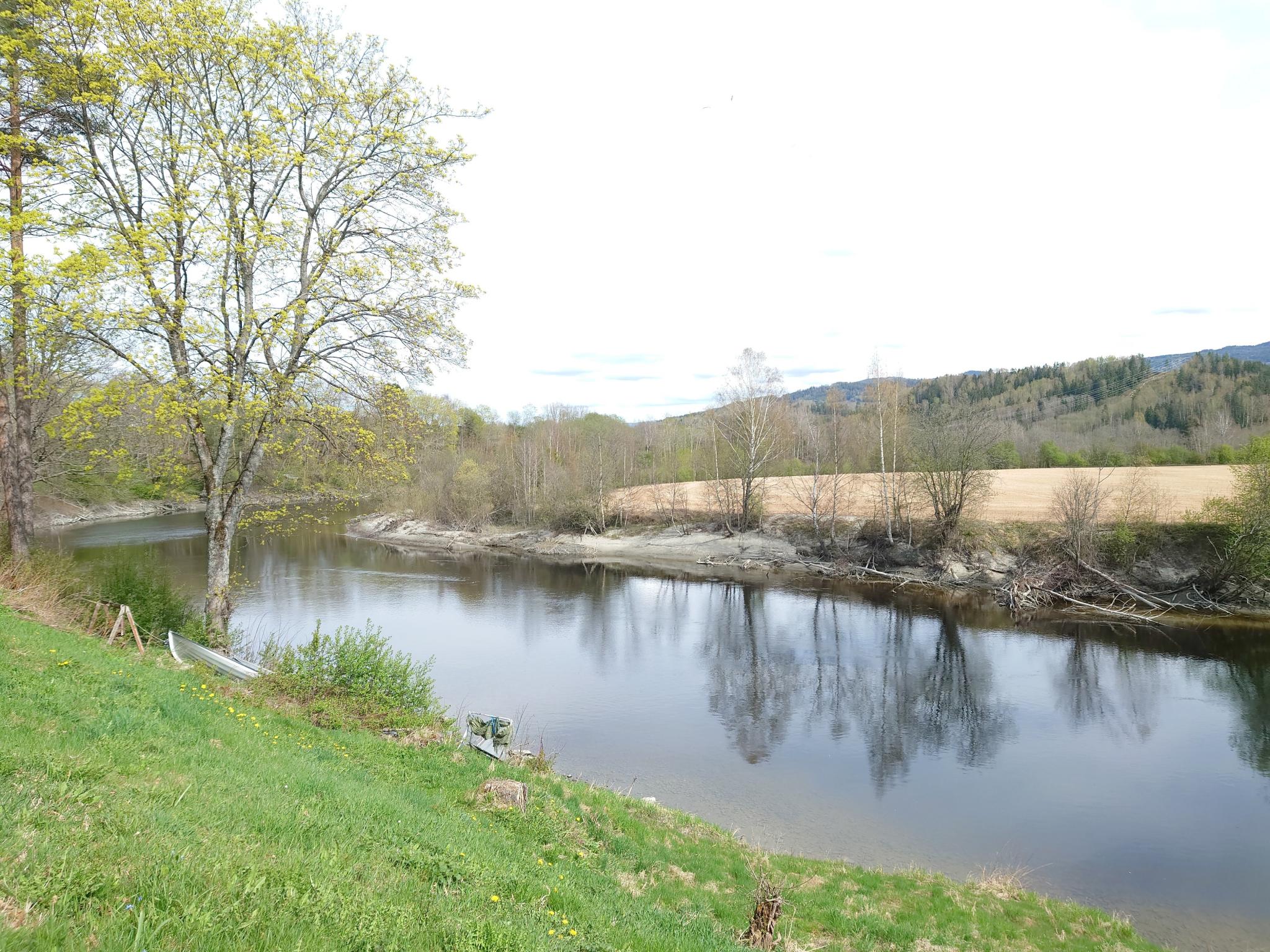 Nydelig utsikt til elva fra eiendommen.