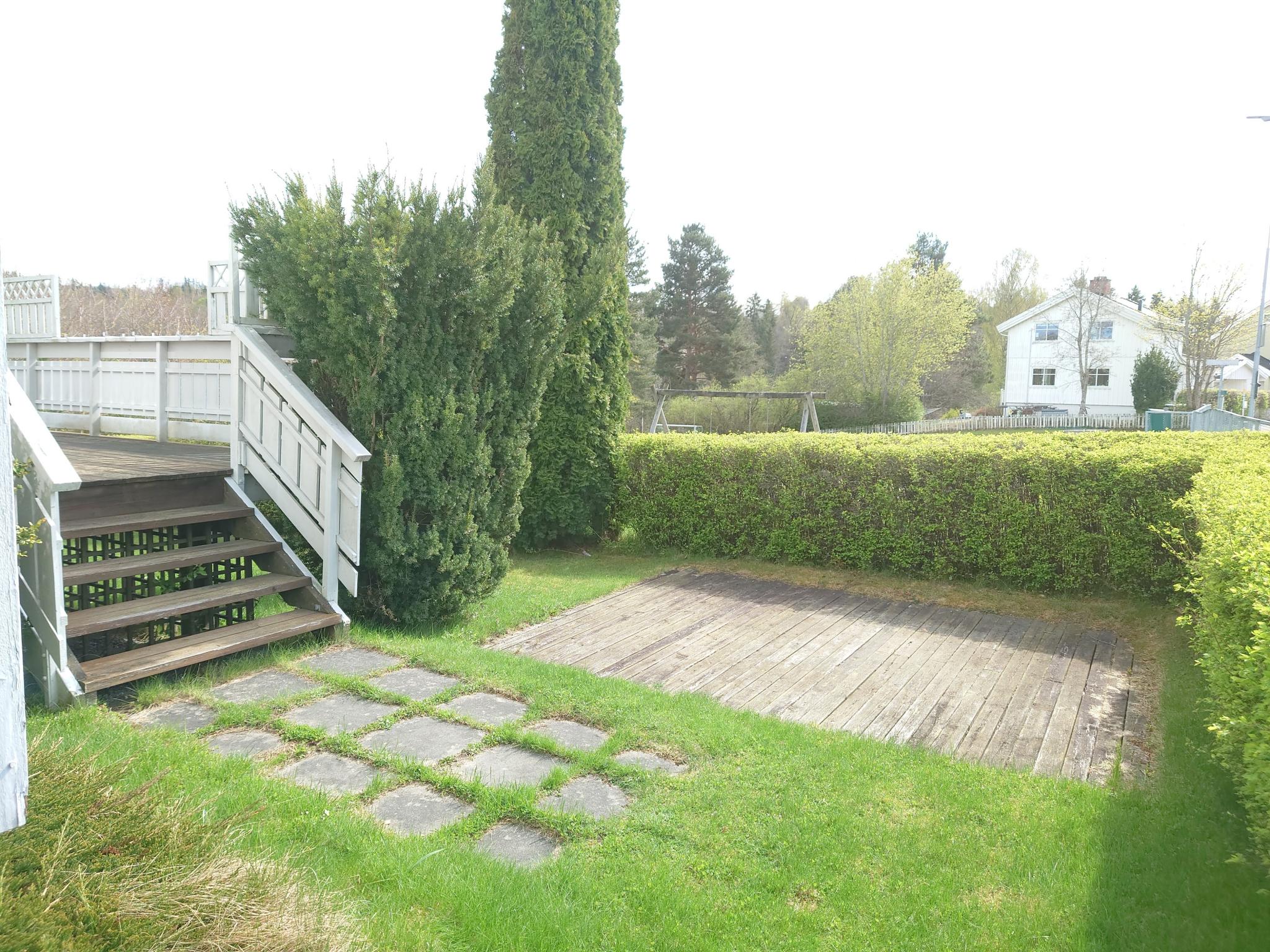 Hagen har 2 plattinger, der denne leiligheten disponerer denne plattingen, som ligger ved hekken mot lekeplassen.