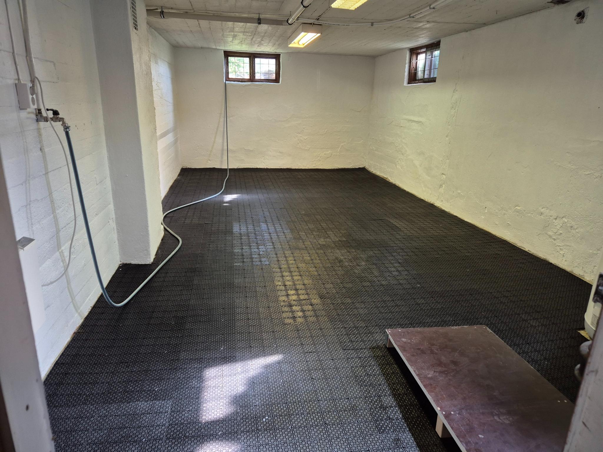 Romslig vaskerom i kjelleren