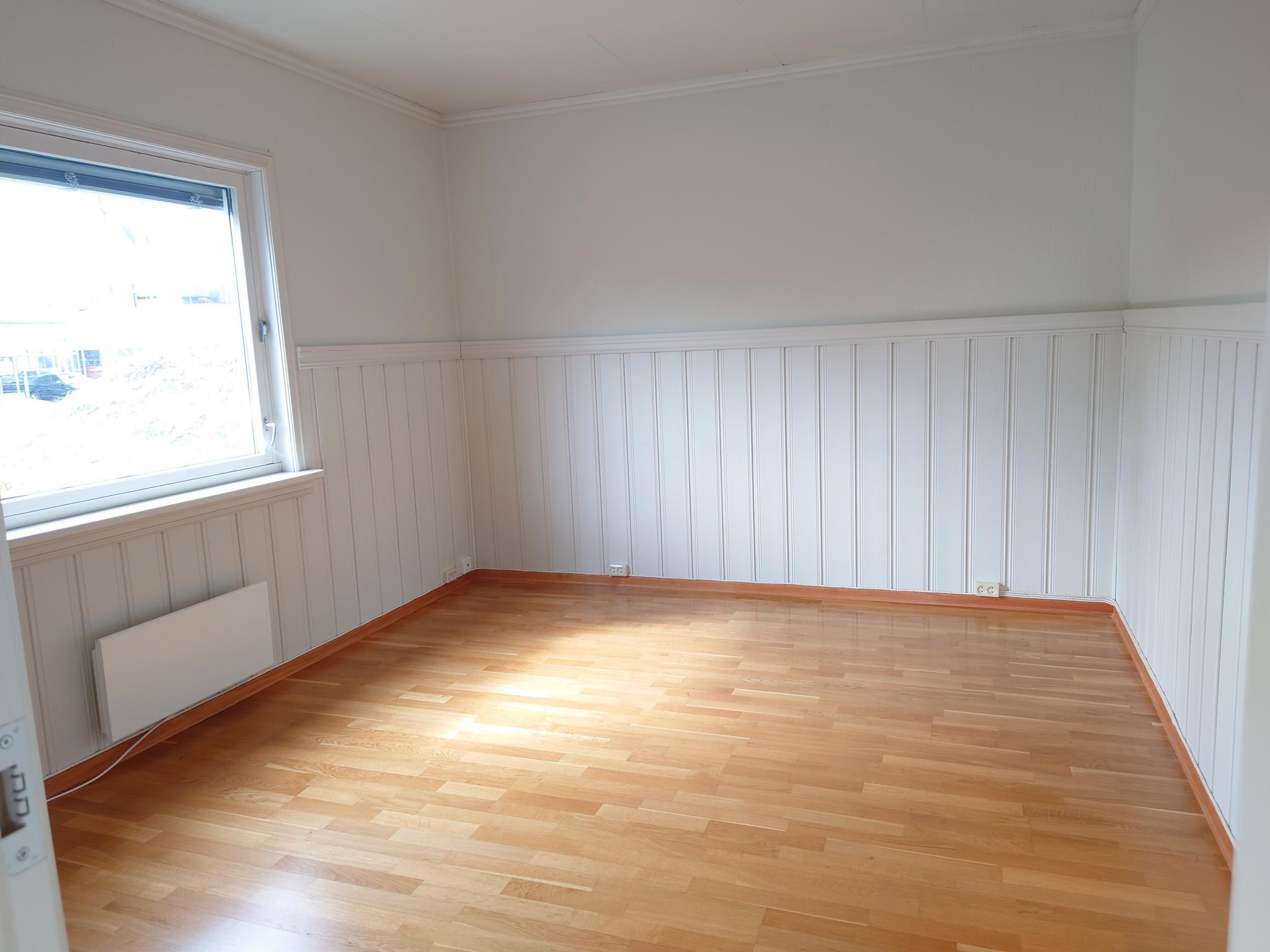 Soverom 2 er det største soverommet. Lyst og luftig.