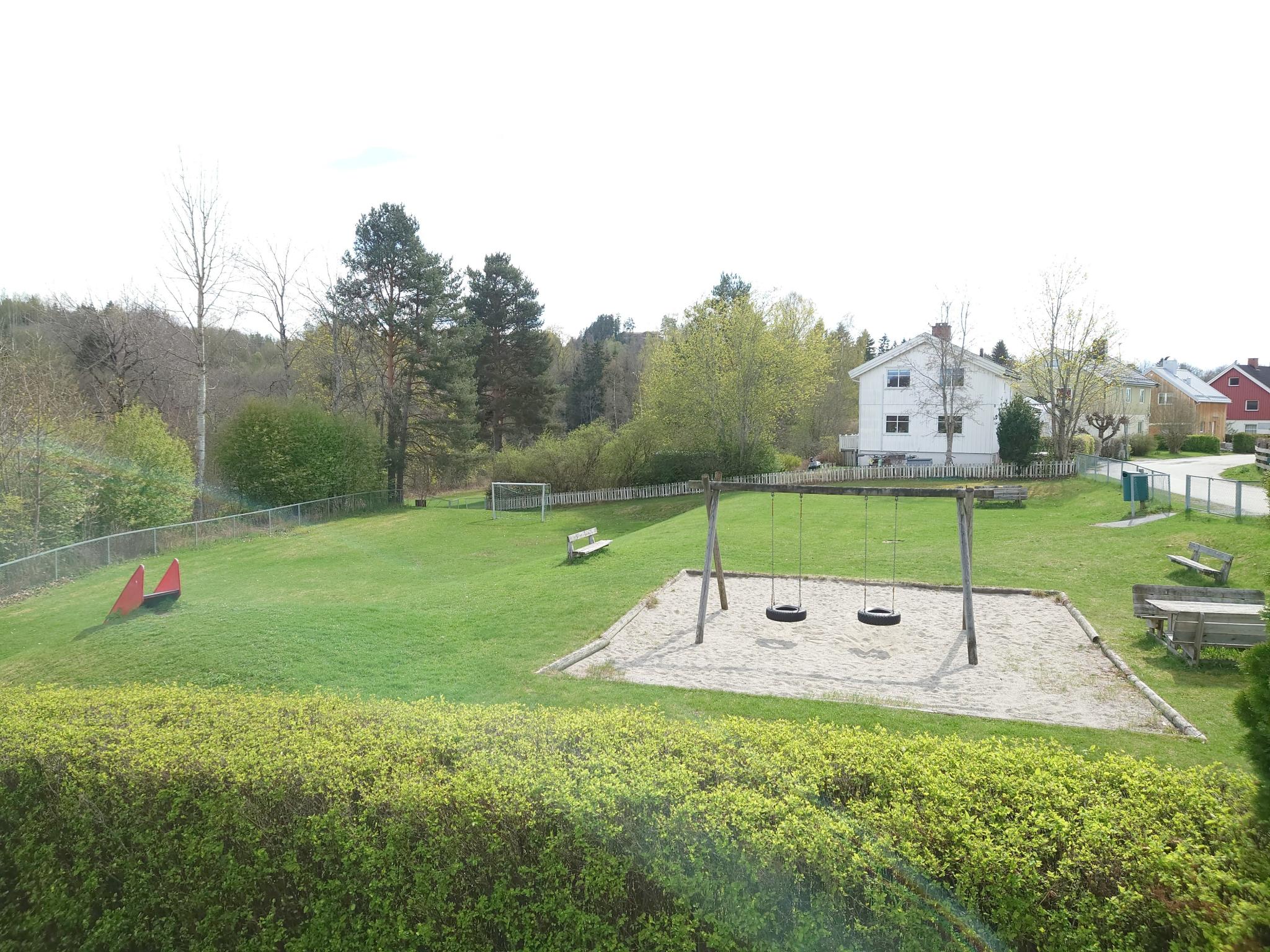 Ved siden av boligen ligger denne hyggelige lekeplassen.