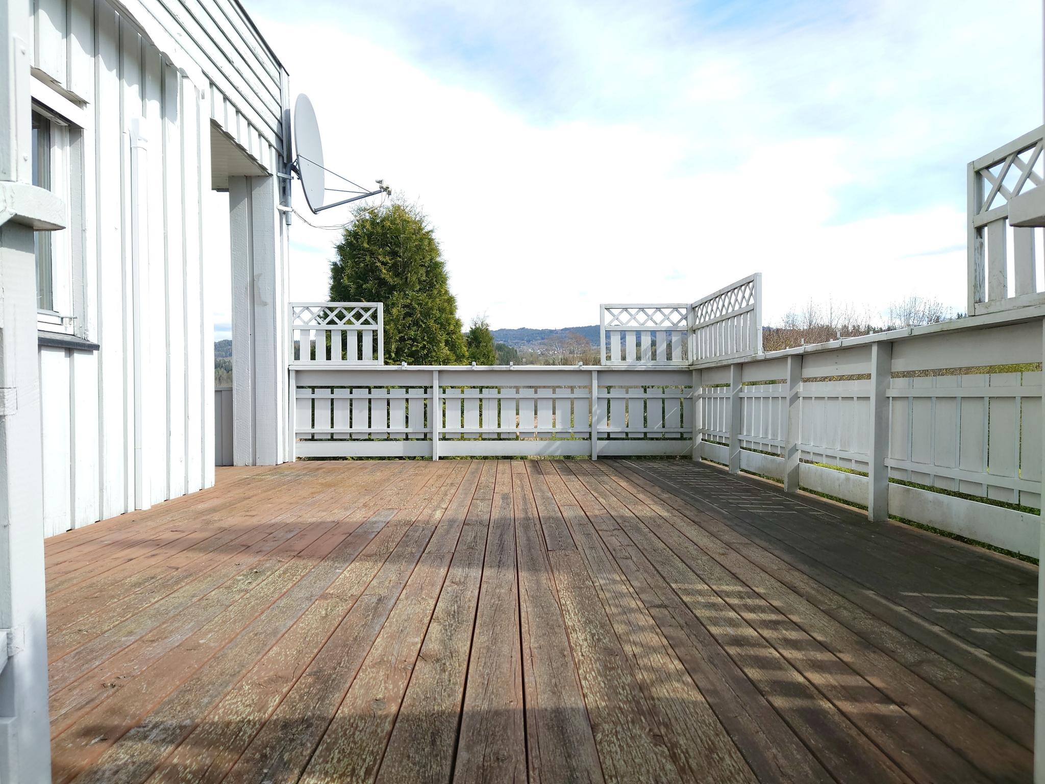 Romslig balkong der man kan kose seg ute. 