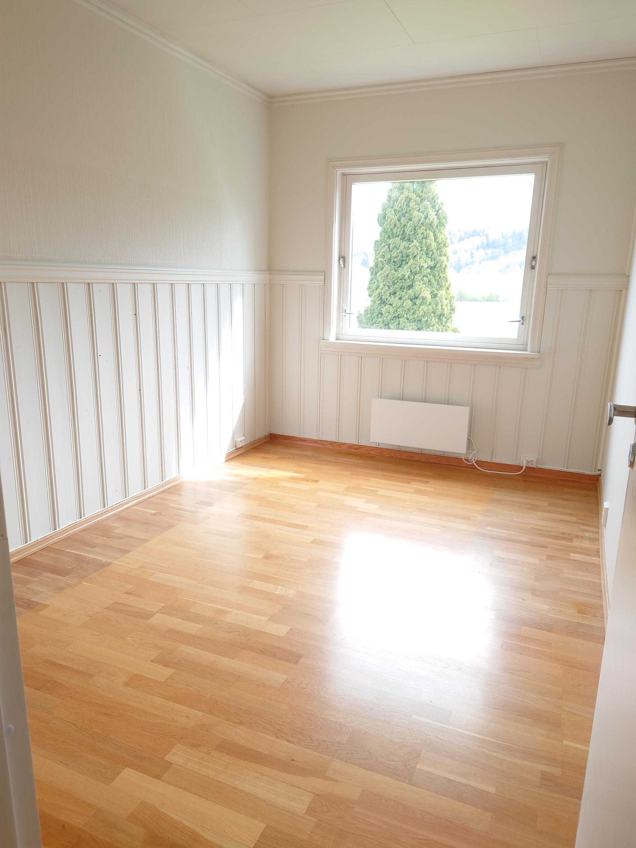 Soverom 1. Lyst og fint med utsikt mot hagen og elva.