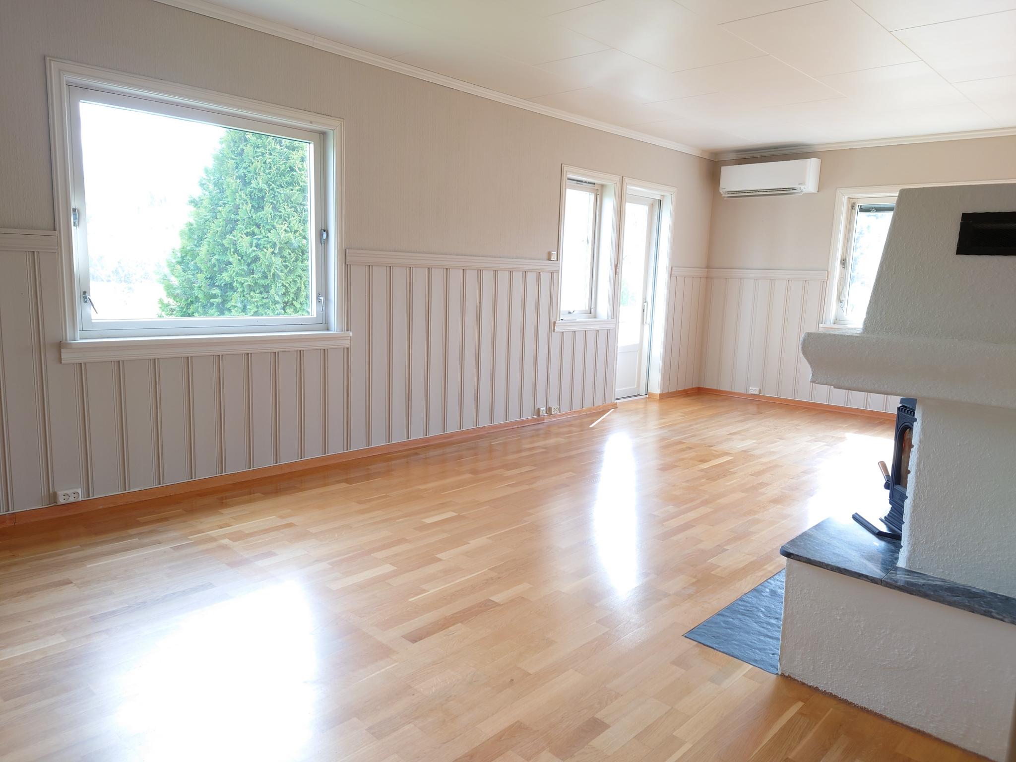 Stor og luftig stue med utgang til balkongen og hagen. Koselig peis til høst- og vinterdager.