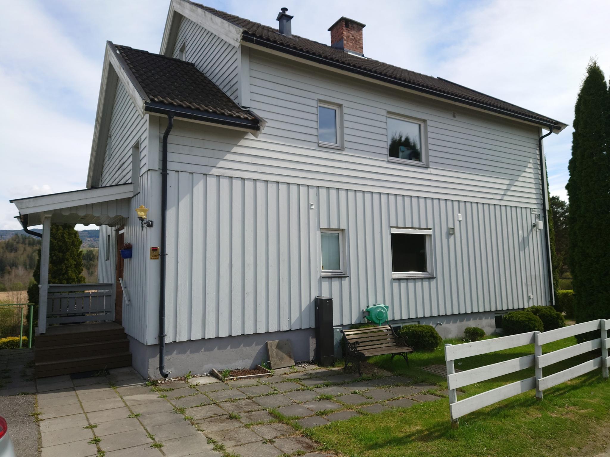 Boligen sett fra veien. 