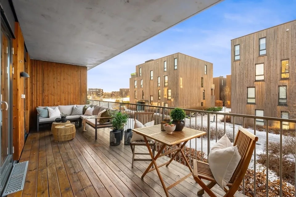 Stor og solrik sørvestvendt balkong på 17 kvm