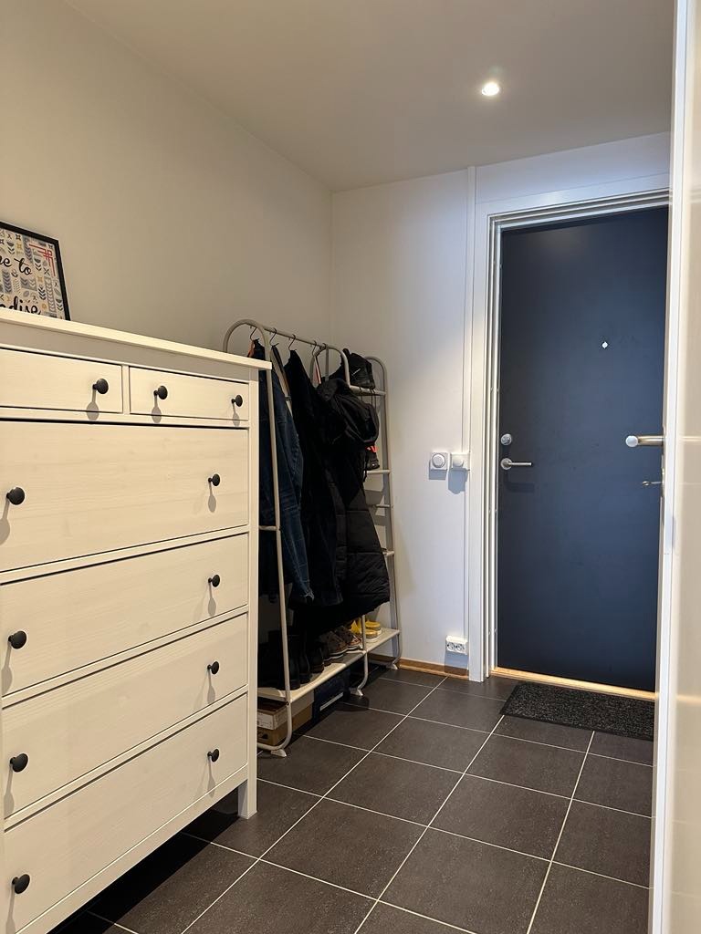 Gang/entre med flislagt gulv med varme.