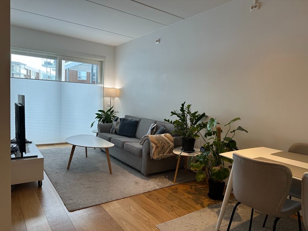 Stuerommet. Vinduer fra gulv til tak med terrasse rett utenfor. Leiligheten ligger i første etasje med gode lysforhold.