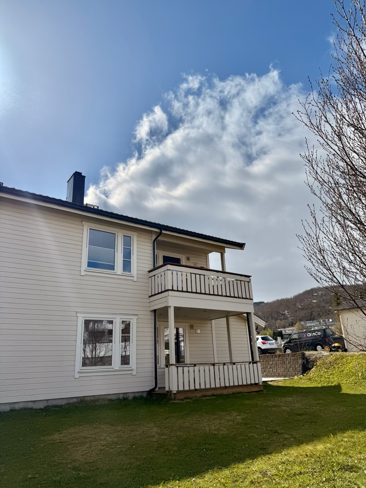 Uteområde, parkeringsplass i bakgrunnen.