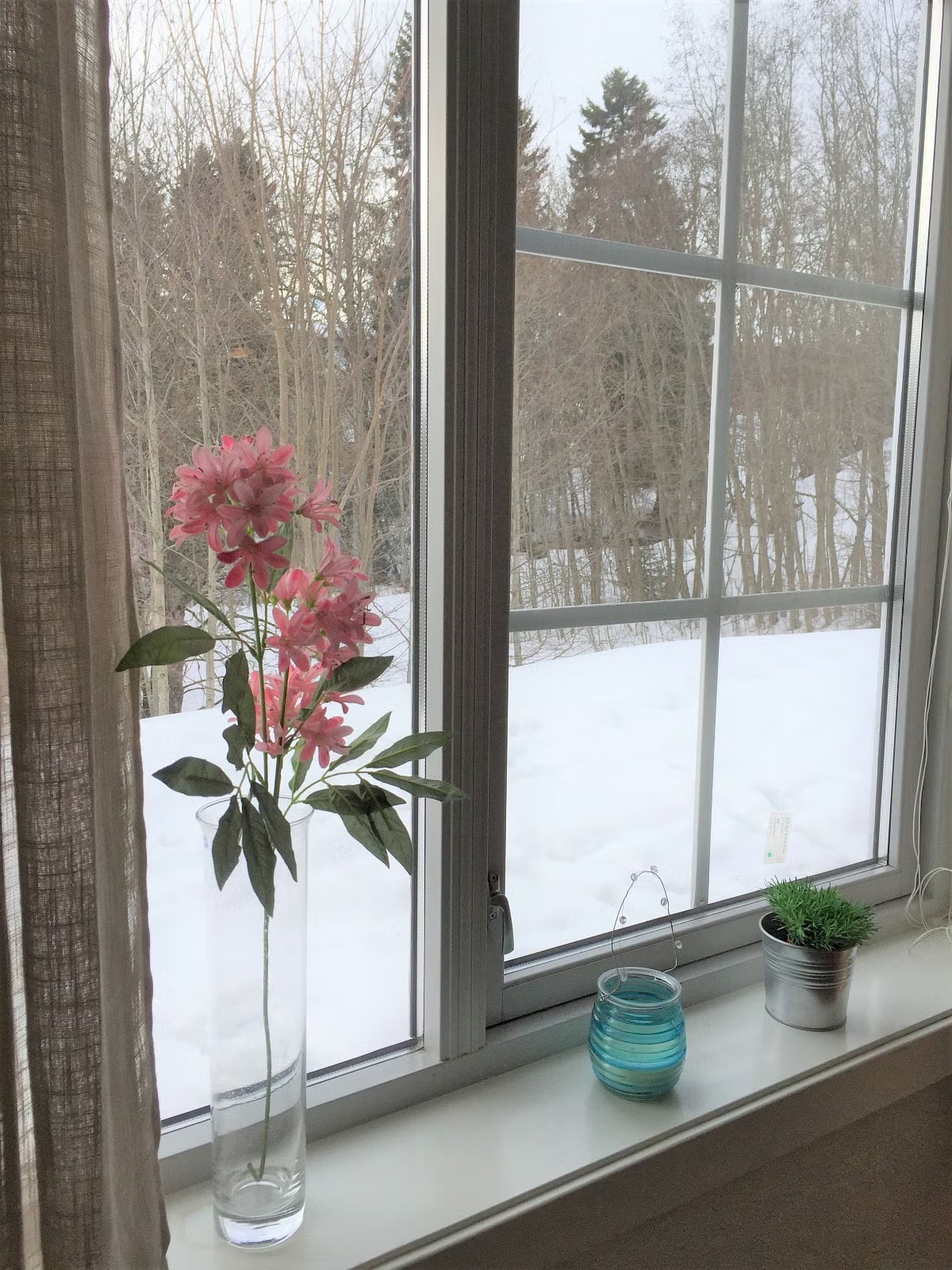 Stuevindu med lite innsyn og mye utsyn