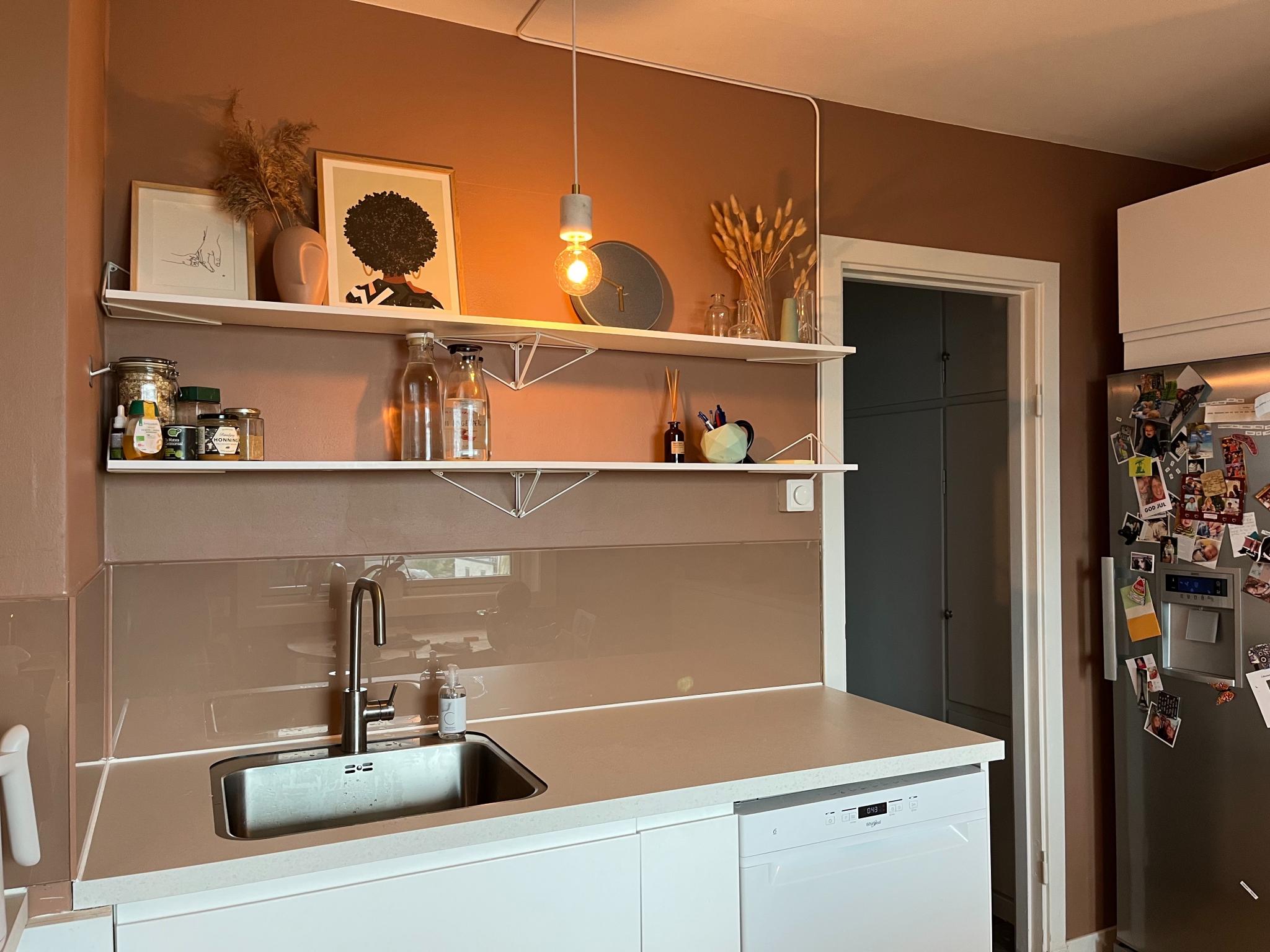 Åpen hylle over vask. Utgang til gangen