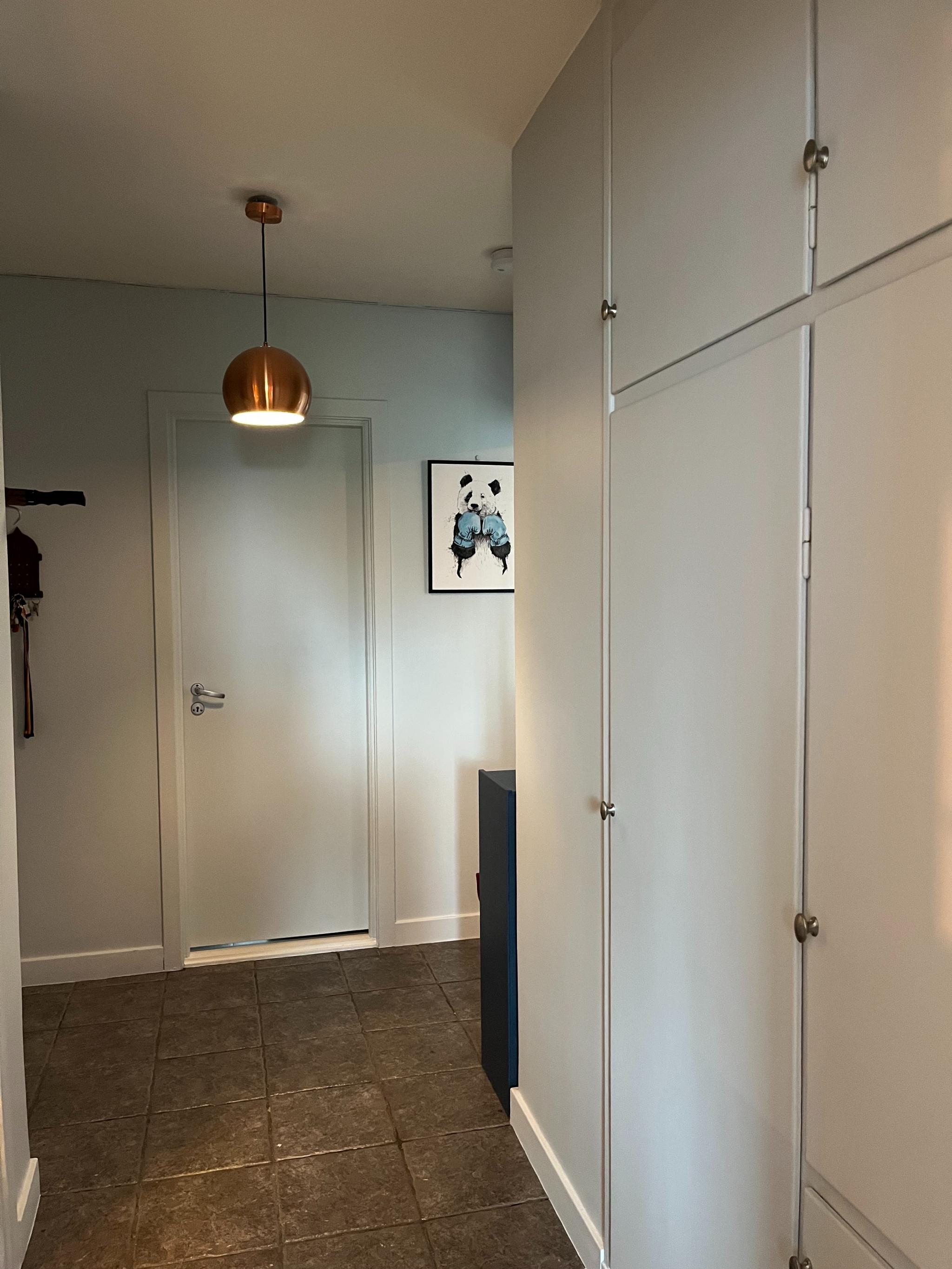 Gang med god skapplass og tilgang fra kjøkkenet